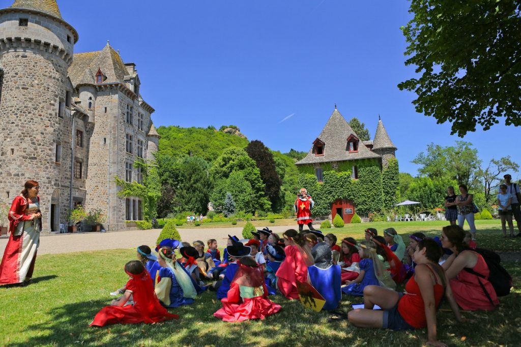 Chateau de Pesteils Cantal Auvergne visites contées enfants