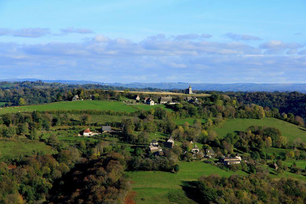Rocher de Ronesque dans le Cantal en Auvergne