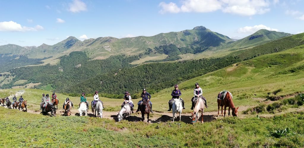 rando à cheval dans le Cantal avec Cheval Découverte en Auvergne