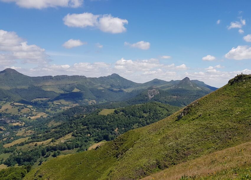 Vue sur les sommets du cantal en Auvergne